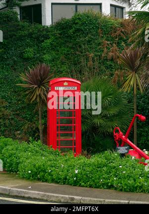 Red Phonebox e Red Anchor, Paignton, Devon. Foto Stock