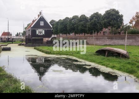 Villaggio di pescatori tradizionale con piccole case, una chiesa e navi a Enkhuizen, Olanda del Nord nei Paesi Bassi. Foto Stock