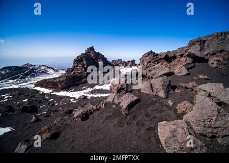 Paesaggio con lava solidificata sulle pendici del Monte Etna, con più di 3350 m il vulcano più alto d'Europa. Foto Stock