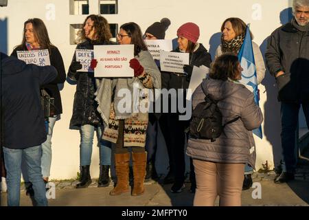 Évora, Portogallo, 25 gennaio 2023: Il Portogallo è teatro di scioperi e dimostrazioni da parte di insegnanti di tutto il paese. Oggi è stata una giornata di manifestazione a Évora. Credit: João Manita/Alamy Live News Foto Stock