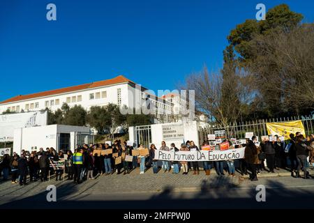 Évora, Portogallo, 25 gennaio 2023: Il Portogallo è teatro di scioperi e dimostrazioni da parte di insegnanti di tutto il paese. Oggi è stata una giornata di manifestazione a Évora. Credit: João Manita/Alamy Live News Foto Stock