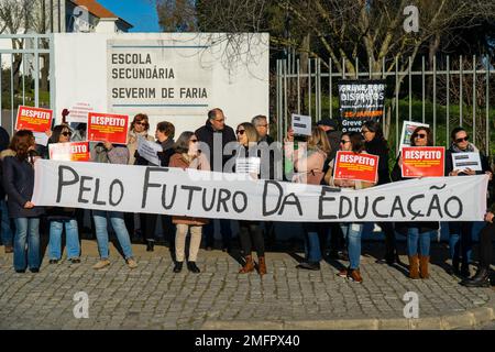 Évora, Portogallo, 25 gennaio 2023: Il Portogallo è teatro di scioperi e dimostrazioni da parte di insegnanti di tutto il paese. Oggi è stata una giornata di manifestazione a Évora. Credit: João Manita/Alamy Live News Foto Stock