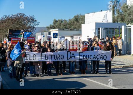 Évora, Portogallo, 25 gennaio 2023: Il Portogallo è teatro di scioperi e dimostrazioni da parte di insegnanti di tutto il paese. Oggi è stata una giornata di manifestazione a Évora. Credit: João Manita/Alamy Live News Foto Stock