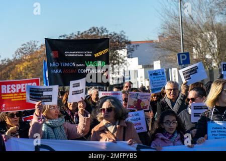 Évora, Portogallo, 25 gennaio 2023: Il Portogallo è teatro di scioperi e dimostrazioni da parte di insegnanti di tutto il paese. Oggi è stata una giornata di manifestazione a Évora. Credit: João Manita/Alamy Live News Foto Stock