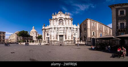 Vista panoramica della facciata del Duomo di Catania, del Duomo di Catania, della Cattedrale di Sant'Agata, vista dalla piazza del Duomo. Foto Stock