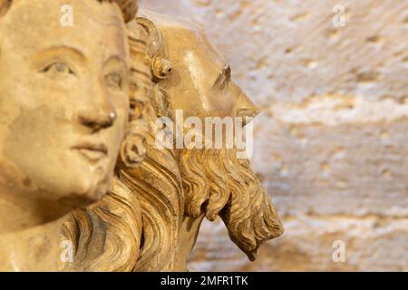 VALENCIA, SPAGNA - 14 FEBBRAIO 2022: Il dettaglio della statua dell'apostolo da Puerta de los Apostloles porta nella Cattedrale. Foto Stock