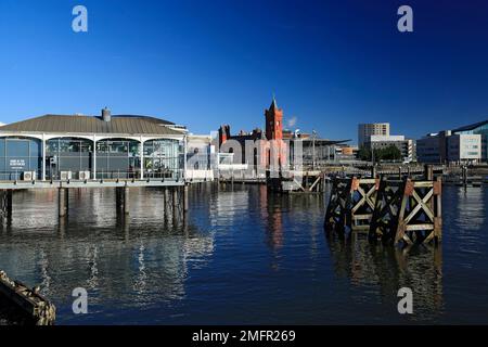 Victorian Pierhead Building Senedd Building e vecchi Delfini in legno, Cardiff Bay, Cardiff, Wales, UK. Foto Stock