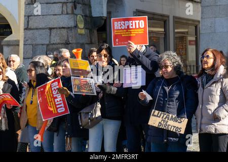 Évora, Portogallo, 25 gennaio 2023: Il Portogallo è teatro di scioperi e dimostrazioni da parte di insegnanti di tutto il paese. Oggi è stata una giornata di manifestazione a Évora. Credit: João Manita/Alamy Live News Foto Stock