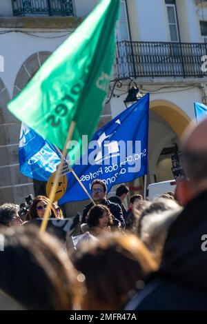 Évora, Portogallo, 25 gennaio 2023: Il Portogallo è teatro di scioperi e dimostrazioni da parte di insegnanti di tutto il paese. Oggi è stata una giornata di manifestazione a Évora. Credit: João Manita/Alamy Live News Foto Stock