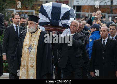 Atene, Grecia. 16th gennaio 2023. Pallbeares porta la bara dell'ex re Costantino II di Grecia alla Cattedrale Metropolitana di Atene per il servizio funerario. Credit: Nicolas Koutsokostas/Alamy Stock Photo. Foto Stock