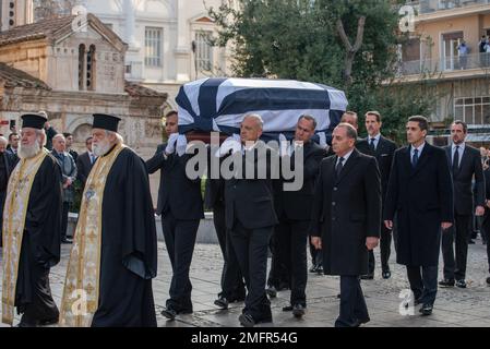 Atene, Grecia. 16th gennaio 2023. Pallbeares porta la bara dell'ex re Costantino II di Grecia alla Cattedrale Metropolitana di Atene per il servizio funerario. Credit: Nicolas Koutsokostas/Alamy Stock Photo. Foto Stock