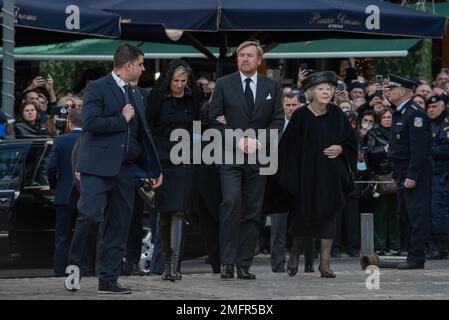 Atene, Grecia. 16th gennaio 2023. La regina Maxima dei Paesi Bassi, il re Willem-Alessandro dei Paesi Bassi e la principessa Beatrice dei Paesi Bassi arrivano per il funerale dell'ex re Costantino II di Grecia presso la Cattedrale Metropolitana di Atene. Credit: Nicolas Koutsokostas/Alamy Stock Photo. Foto Stock