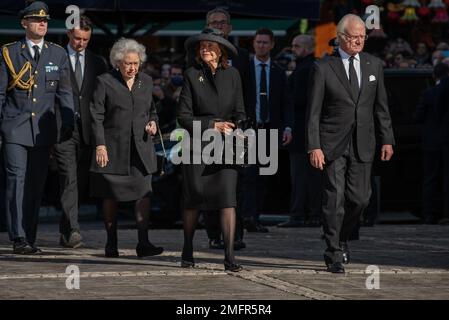 Atene, Grecia. 16th gennaio 2023. La regina Silvia di Svezia e il re Carl Gustaf di Svezia arrivano per il funerale dell'ex re Costantino II di Grecia alla Cattedrale Metropolitana di Atene. Credit: Nicolas Koutsokostas/Alamy Stock Photo. Foto Stock