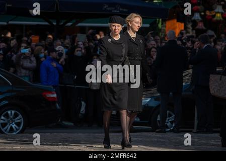 Atene, Grecia. 16th gennaio 2023. La principessa Benedikte di Danimarca e sua figlia la principessa Alexandra arrivano per i funerali dell'ex re Costantino II di Grecia alla Cattedrale Metropolitana di Atene. Credit: Nicolas Koutsokostas/Alamy Stock Photo. Foto Stock