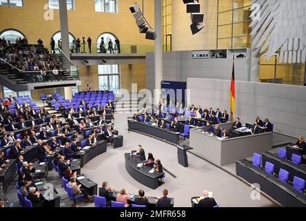 Berlino, Germania. 25th Jan, 2023. Questa foto scattata il 25 gennaio 2023 mostra una sessione di domande del Bundestag a Berlino, capitale della Germania. Credit: Ren Pengfei/Xinhua/Alamy Live News Foto Stock