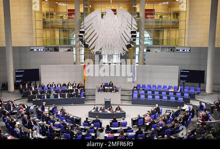 Berlino, Germania. 25th Jan, 2023. Questa foto scattata il 25 gennaio 2023 mostra una sessione di domande del Bundestag a Berlino, capitale della Germania. Credit: Ren Pengfei/Xinhua/Alamy Live News Foto Stock