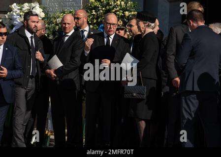 Atene, Grecia. 16th gennaio 2023. Il principe Alberto di Monaco e la principessa Benedikte di Danimarca partecipano ai funerali dell'ex re Costantino II di Grecia presso la Cattedrale Metropolitana di Atene. Credit: Nicolas Koutsokostas/Alamy Stock Photo. Foto Stock