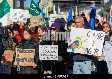 Évora, Portogallo, 25 gennaio 2023: Il Portogallo è teatro di scioperi e dimostrazioni da parte di insegnanti di tutto il paese. Oggi è stata una giornata di manifestazione a Évora. Credit: João Manita/Alamy Live News Foto Stock