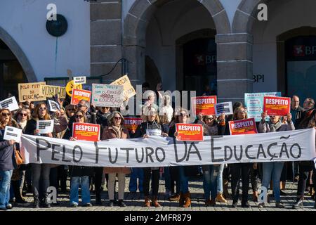 Évora, Portogallo, 25 gennaio 2023: Il Portogallo è teatro di scioperi e dimostrazioni da parte di insegnanti di tutto il paese. Oggi è stata una giornata di manifestazione a Évora. Credit: João Manita/Alamy Live News Foto Stock