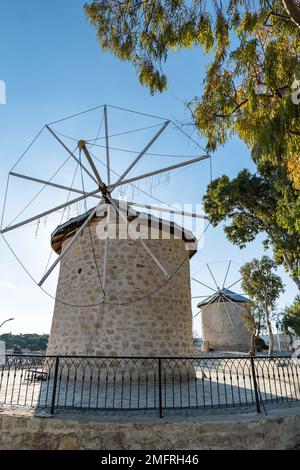 Mulini a vento Alacati nella città di Alacati vicino a Izmir. Alacati è popolare meta turistica storica in Turchia e i mulini a vento sono popolare punto di riferimento. Foto Stock