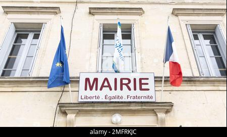 Mairie liberte egalite fraternite testo francese significa municipio libertà uguaglianza fraternità facciata nel centro della città con bandiera europea francese su costruzione di pietra Foto Stock