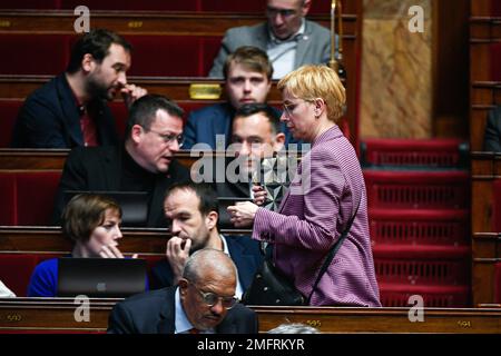 Parigi, Francia. 24th Jan, 2023. Clementine Autain la France Insoumise (LFI) durante una sessione di domande al governo presso l'Assemblea Nazionale di Parigi, Francia il 24 gennaio 2023. Foto di Victor Joly/ABACAPRESS.COM Credit: Victor Joly/Alamy Live News Foto Stock