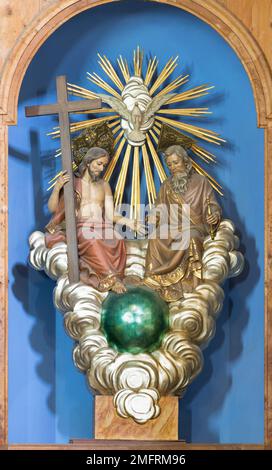 VALENCIA, SPAGNA - 14 FEBBRAIO 2022: Il gruppo scultoreo neobaroque della Santissima Trinità nella chiesa Iglesia de Santo Tomás di Jose Hidalgo Foto Stock