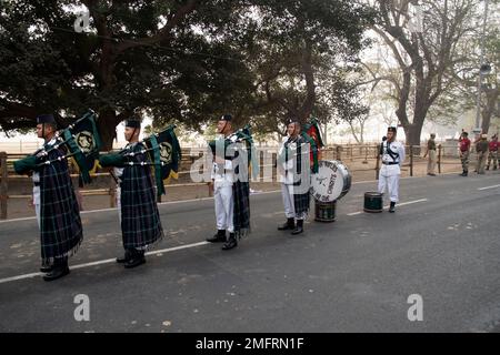 25 gennaio 2023, Kolkata, Bengala Occidentale, India: Come l'India è tutta destinata a commemorare la sua 74th celebrazione della Giornata della Repubblica il 26 gennaio, la prova completa della Parata della Giornata della Repubblica si è tenuta a Kolkata Red Road..Armata Indiana, Marina Indiana, Aeronautica militare Indiana, Assam Rifles, Reggente Panjab, Il reggimento di Gorkha, la polizia di Kolkata e molte scuole hanno partecipato alla prova completa della sfilata di abiti per il giorno 2023 della Repubblica a Kolkata. (Credit Image: © Barun Das/Pacific Press via ZUMA Press Wire) SOLO PER USO EDITORIALE! Non per USO commerciale! Foto Stock