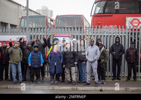 Londra UK - 25, 2023 gennaio: Gruppo di autisti che colpisce davanti ad Abellio London Battersea Bus Depot chiedendo un aumento salariale. Credit: Sinai Noor/Alamy Live News Foto Stock