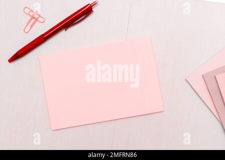 Immagine con forniture scolastiche, adesivi colorati, quaderni. Penne, matite, righelli, calcolatrice, tastiera. Assortimento di articoli per ufficio. Informazioni importanti Foto Stock
