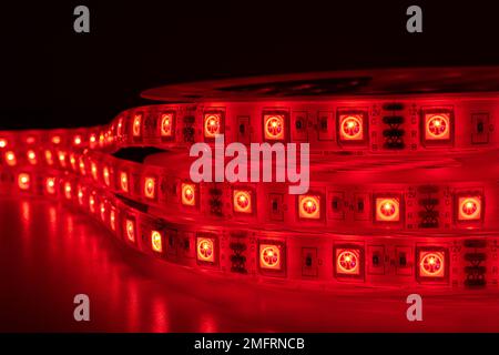 Nastro LED rosso di inseguimento posizionato sul tavolo Foto Stock
