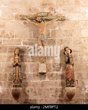 VALENCIA, SPAGNA - 14 FEBBRAIO 2022: Il gruppo scultoreo del calvario nella chiesa Iglesia San Juan del Hospital da un artista sconosciuto del 12. cent.. Foto Stock