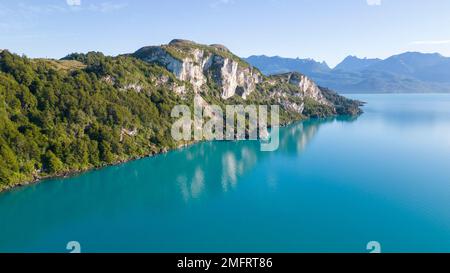 Veduta aerea delle pittoresche grotte di marmo vicino Puerto Rio Tranquilo - Lago General Carrera, Cile Foto Stock