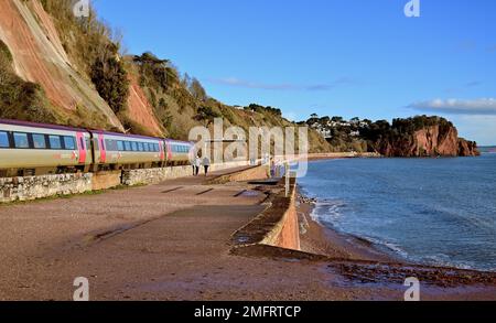 Un treno Cross Country in direzione nord che passa lungo la parete marina tra Sprey Point e Hole Head, Teignmouth. Foto Stock