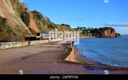 Un treno Cross Country in direzione nord che passa lungo la parete marina tra Sprey Point e Hole Head, Teignmouth. Foto Stock