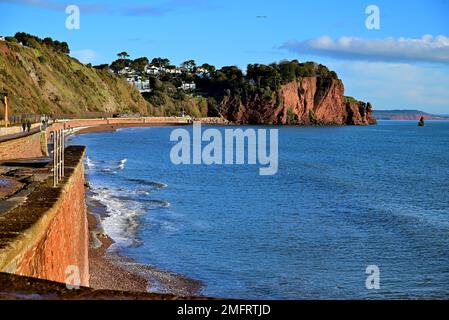 Un treno Cross Country in direzione nord che passa lungo la parete marina tra Sprey Point e Hole Head, Teignmouth. Foto Stock