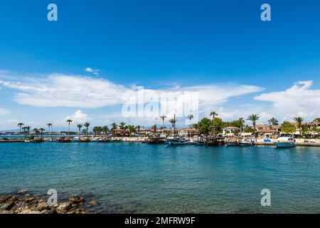 Side, Turchia - Maggio 2022: Side, una popolare località turistica vicino ad Antalya, Turchia, paesaggio con mare e porto. Foto Stock