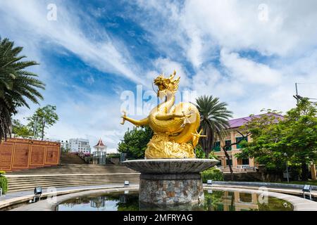 Golden Dragon Monument (Hai Leng ONG Monument Monument Monument Monument in the local language) al Queen Sirikit Park, un famoso punto di riferimento nella città di Phuket, Thailandia Foto Stock