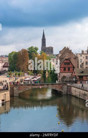 Strasburgo, vista di una sezione dello storico Ponts Couverts che attraversa il fiume Ill nel quartiere storico della città vecchia di Strasburgo, Alsazia, Francia Foto Stock