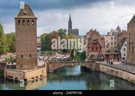 Centro di Strasburgo, vista sullo storico Ponts Couverts che attraversa il fiume Ill nel quartiere storico della città vecchia di Strasburgo, Alsazia, Francia Foto Stock