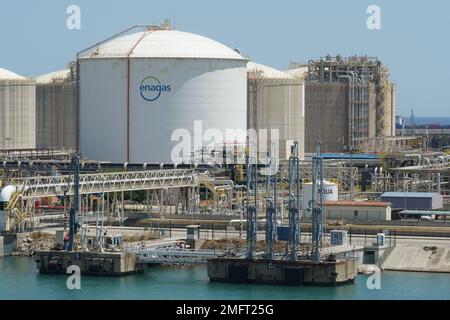 Vista sul terminale di rigassificazione del gas naturale liquefatto Enagas a Barcellona dal terminale ro-ro. Foto Stock