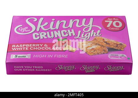 Scatola di barre di cereali Skinny Crunch Light Raspberry & White Chocolate alte in fibra meno di 70 calorie isolate su sfondo bianco Foto Stock