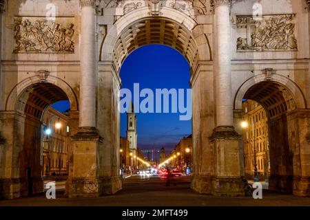 Siegestor dell'architetto Friedrich von Gaertner (1852), ora blu, ora blu, Monaco, Baviera, Germania Foto Stock