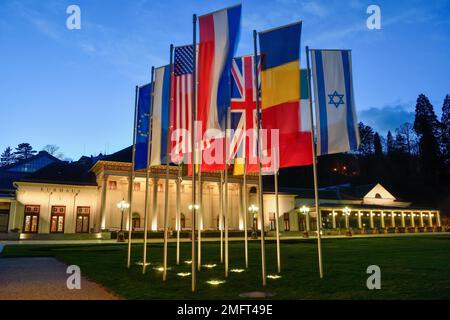 Bandiera nazionale, bandiere che sventolano davanti all'hotel termale, ora blu, ora blu, Baden-Baden, Foresta Nera, Baden-Wuerttemberg, Germania Foto Stock