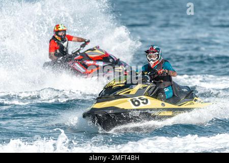 Limassol, Cipro - 26 novembre 2022: Piloti professionisti di moto d'acqua durante la competizione Foto Stock