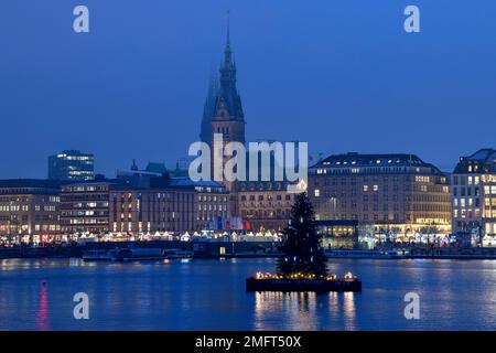 Albero di Natale sul lago interno Alster, Jungfernstieg sullo sfondo, Amburgo, Germania Foto Stock