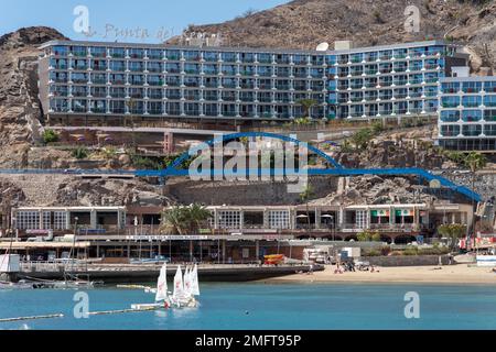 PUERTO RICO, GRAN CANARIA, Isole CANARIE - MARZO 9 : Vista della spiaggia a Puerto Rico Gran Canaria il Marzo 79 2022. Persone non identificate Foto Stock