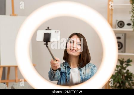 bella donna che si registra a casa Foto Stock