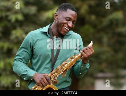 afro-americano uomo che suona strumento internazionale jazz day 1 Foto Stock