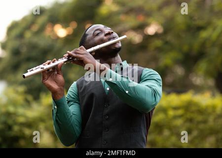 uomo afro-americano che suona strumento internazionale jazz day Foto Stock